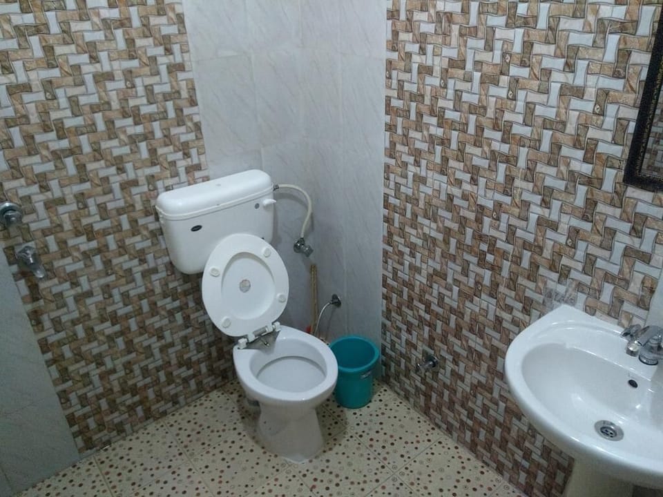Shower, free toiletries, towels