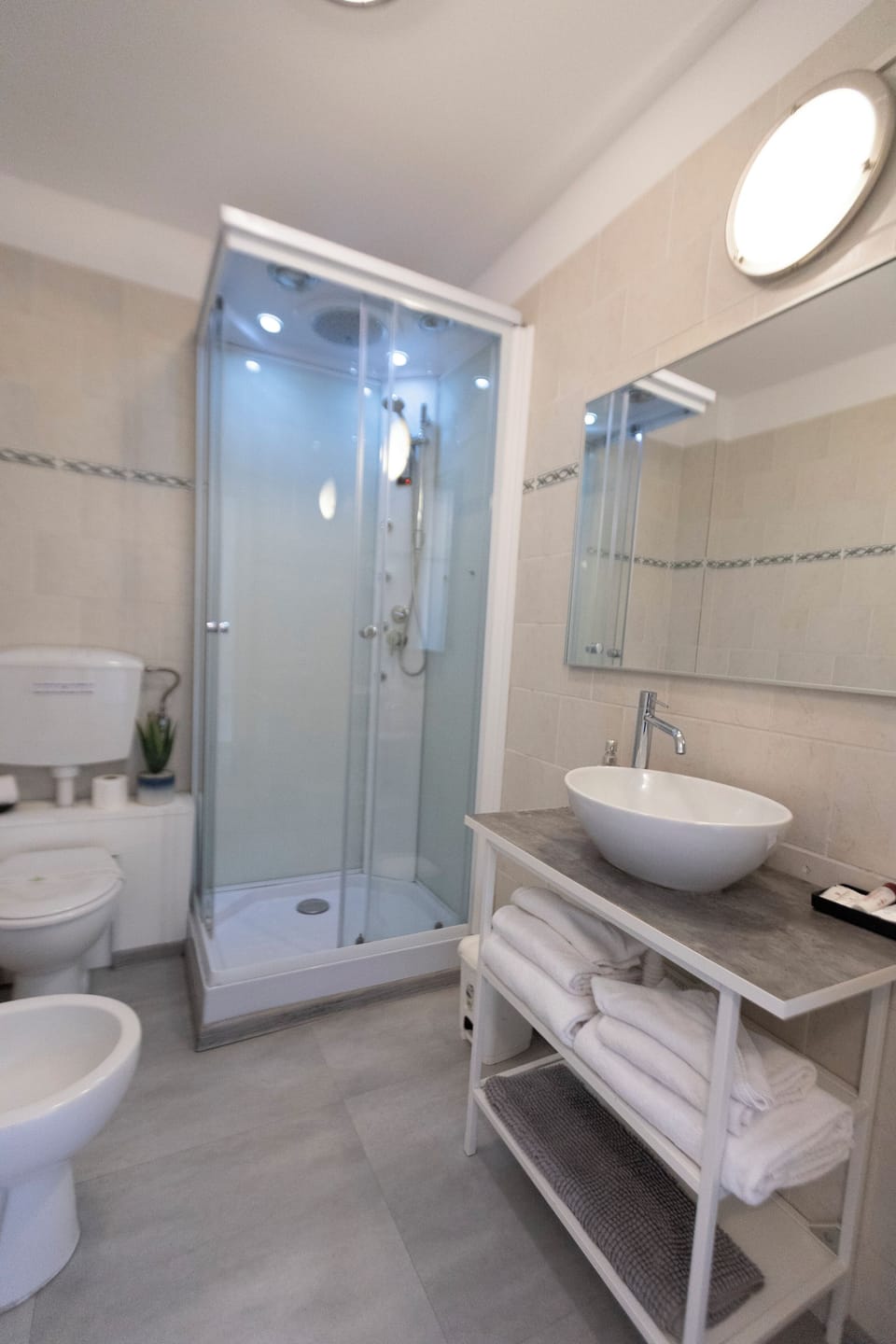 Superior Double Room, 1 Queen Bed, Non Smoking | Bathroom | Shower, hair dryer, towels, soap