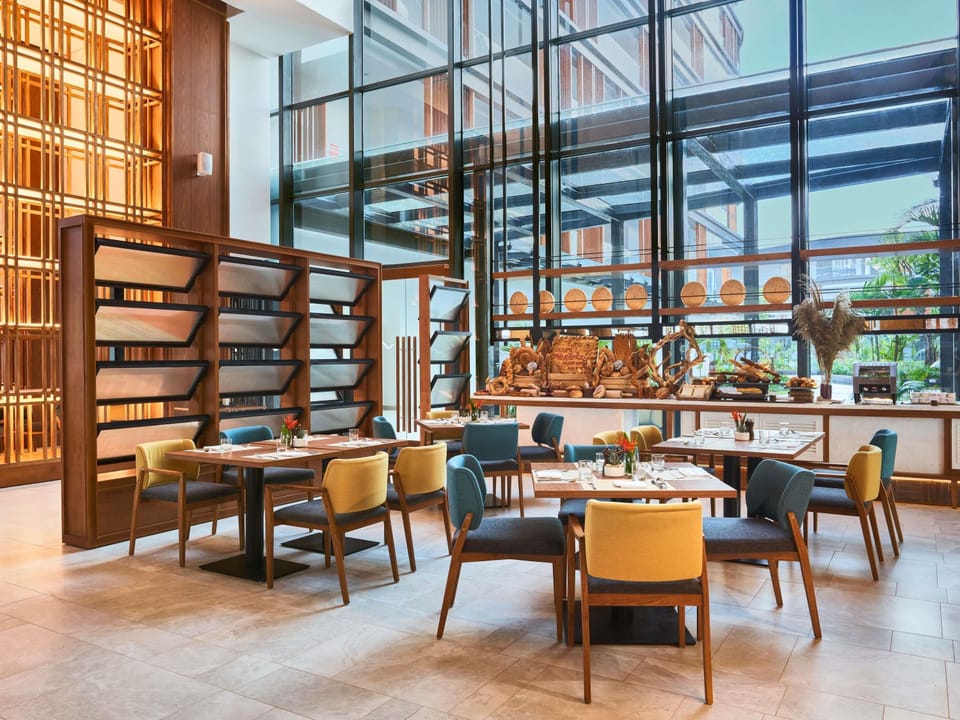 4 restaurants; breakfast, lunch, and dinner served