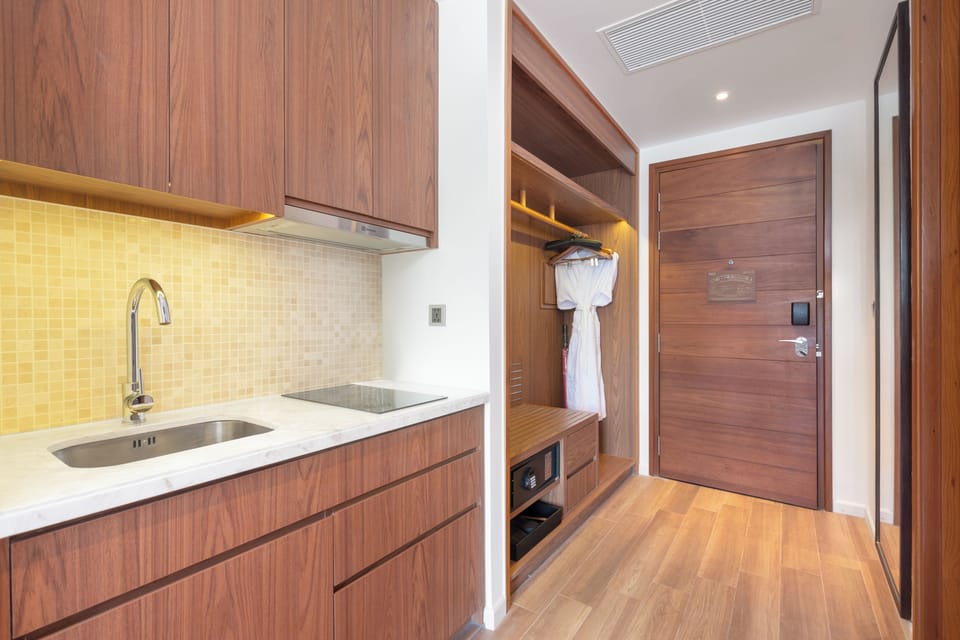 Studio Twin Room with Balcony | Minibar, in-room safe, desk, laptop workspace