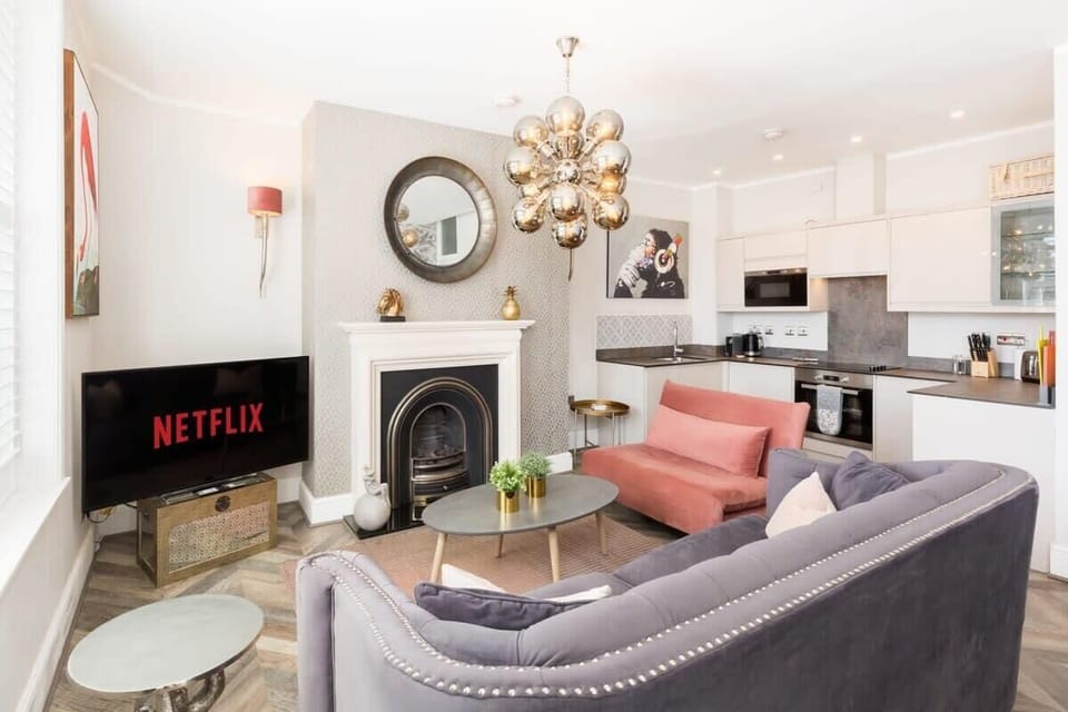 Living, gas fire and TV