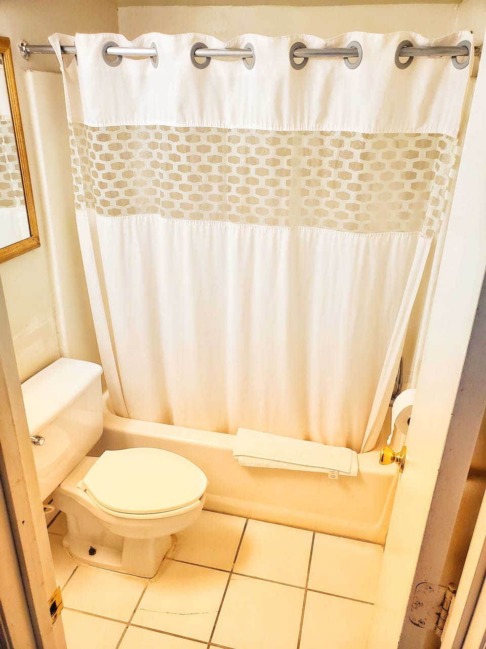 Standard Room, 1 King Bed | Bathroom | Towels