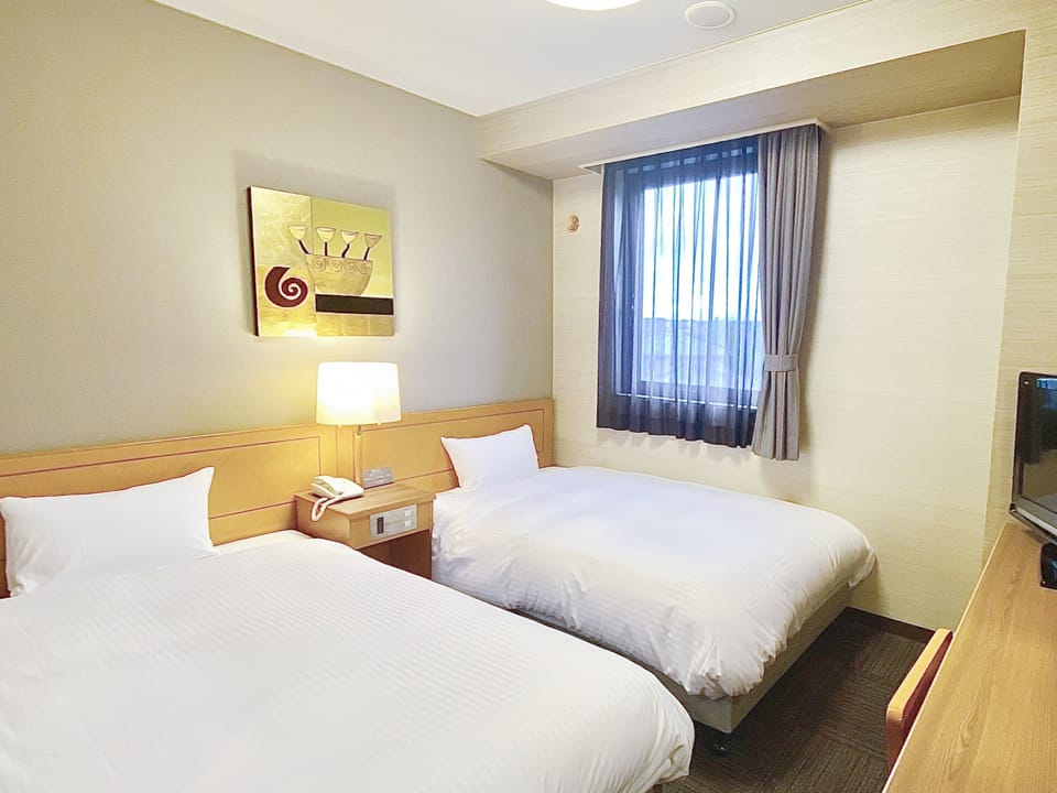 Twin Room, Non Smoking | Desk, free wired internet, bed sheets