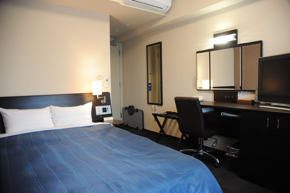 Desk, free WiFi, bed sheets