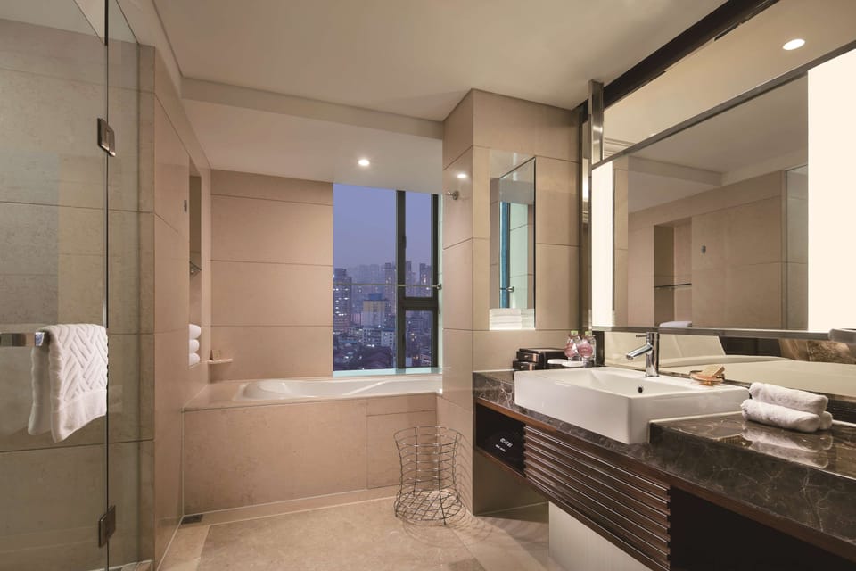 King Executive Guest Room  | Bathroom | Free toiletries, hair dryer, bathrobes, slippers
