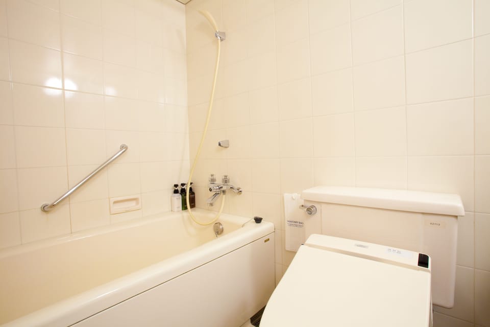 Combined shower/tub, deep soaking tub, free toiletries, hair dryer