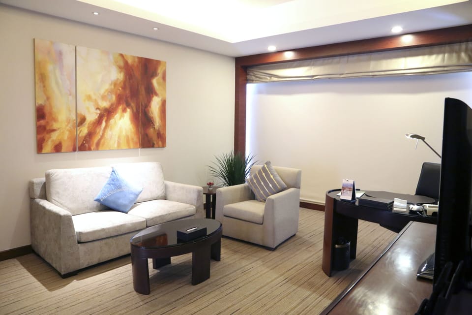 Executive Suite King Size Bed | Hypo-allergenic bedding, down comforters, memory foam beds, minibar