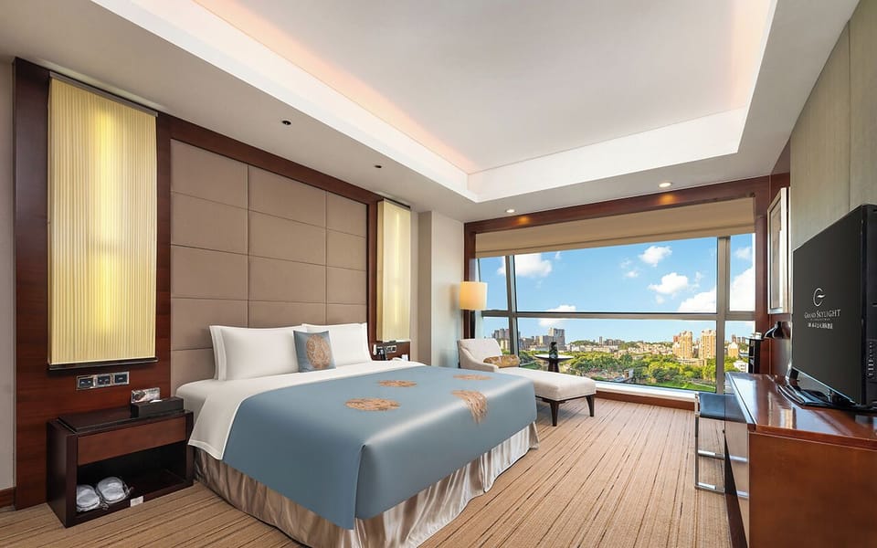 Executive Suite King Size Bed | Hypo-allergenic bedding, down comforters, memory foam beds, minibar