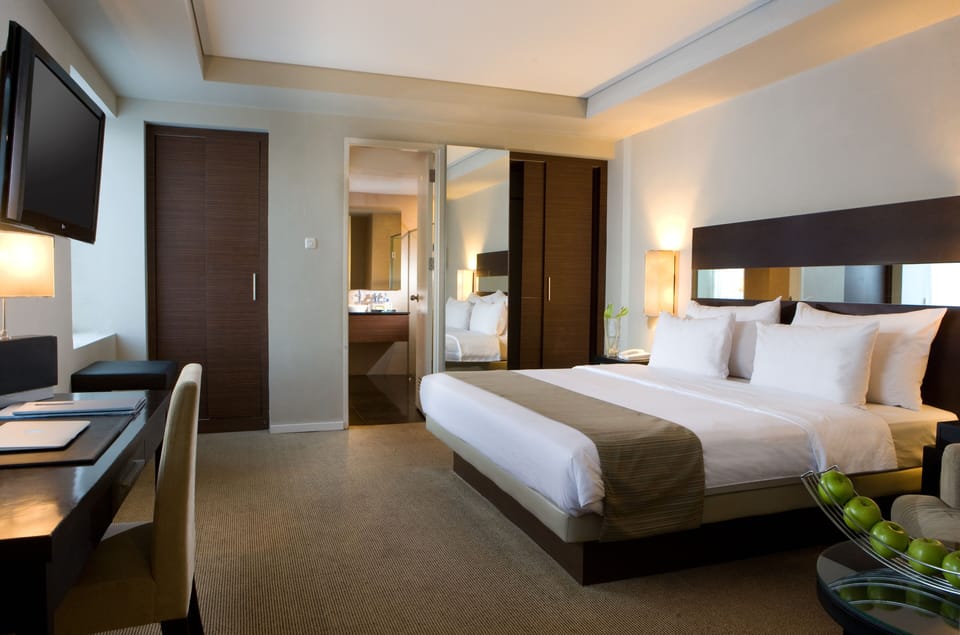 Executive Suite, 1 King Bed | Minibar (free items), in-room safe, desk, blackout drapes