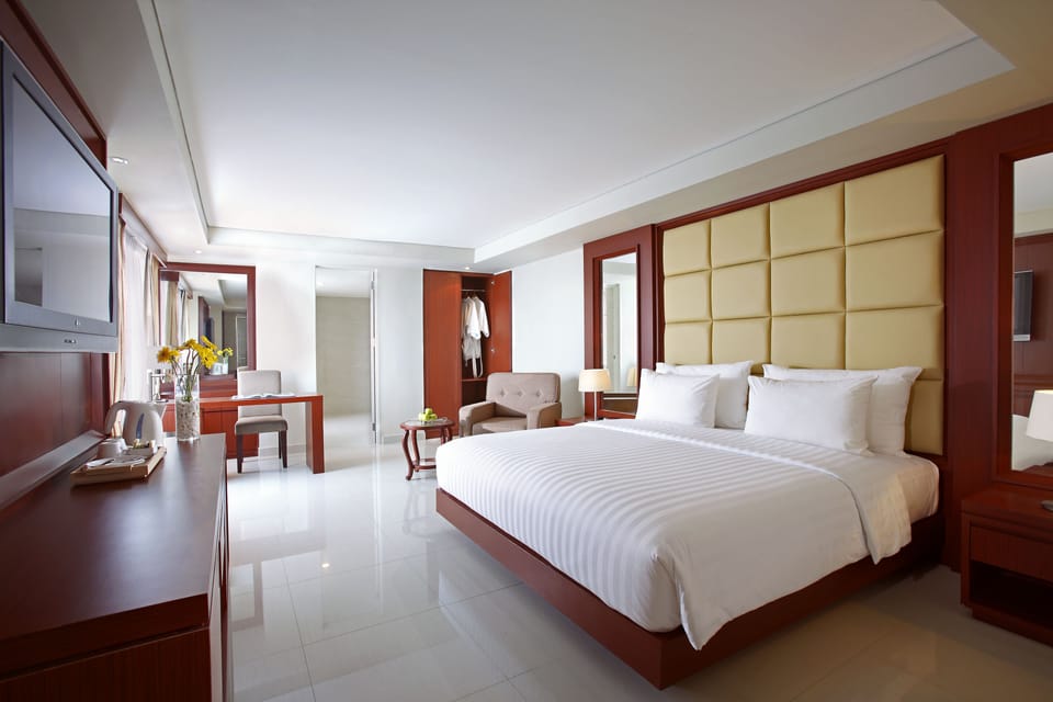 Santika Suite, 1 King Bed | Minibar (free items), in-room safe, desk, blackout drapes