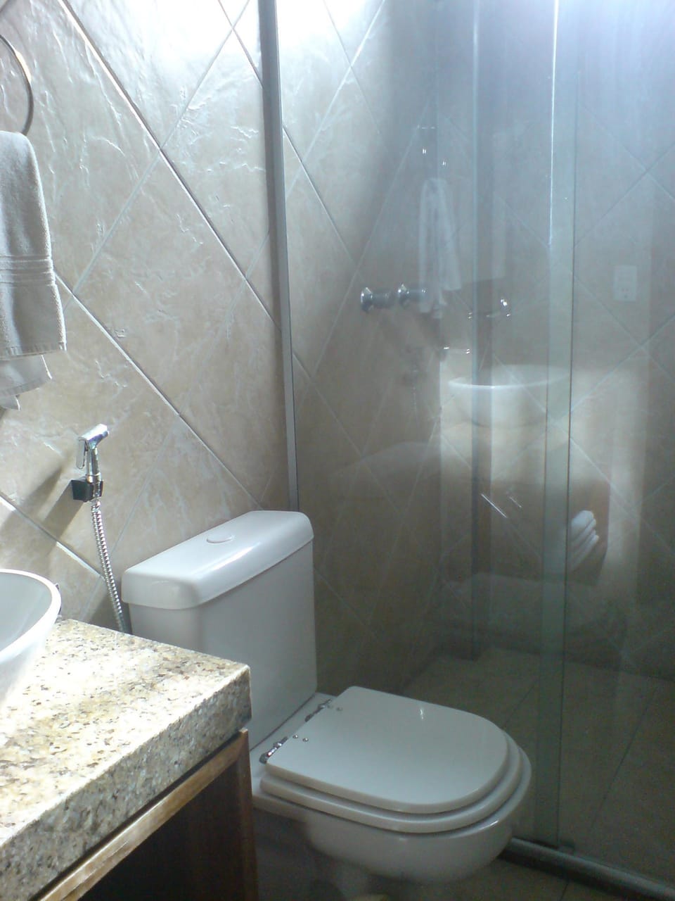 Shower, rainfall showerhead, free toiletries, towels