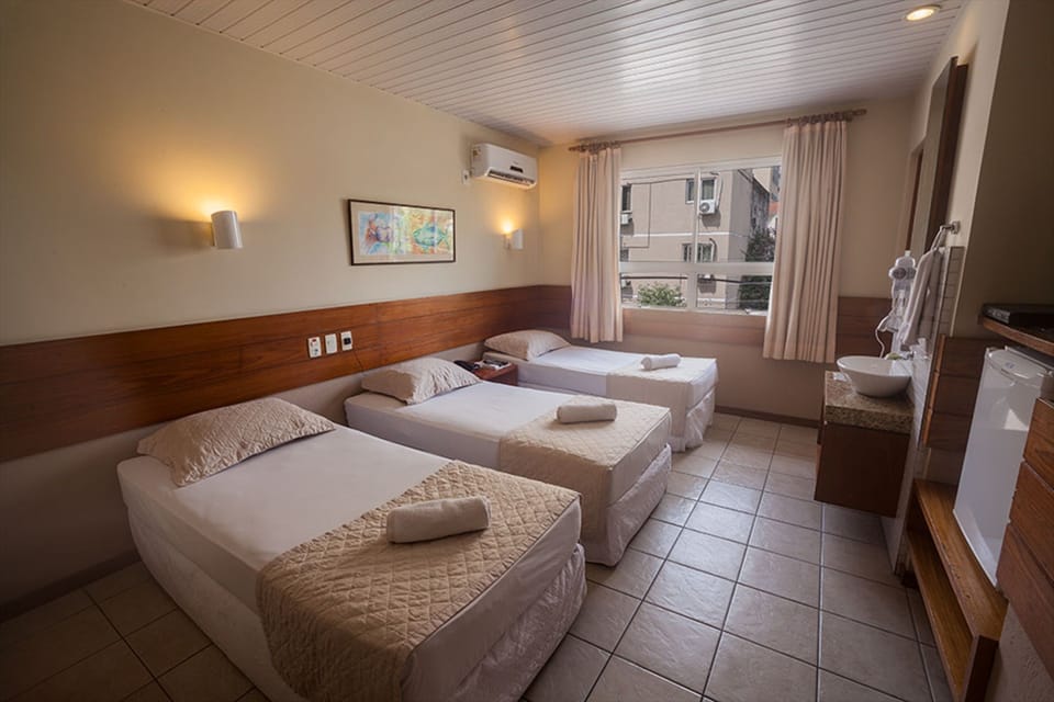 Standard Triple Room (Acesso via escada) | Minibar, in-room safe, free cribs/infant beds, free WiFi