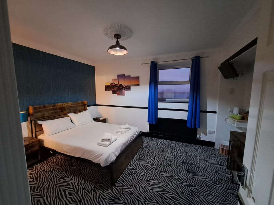 Family Triple Room | Desk, iron/ironing board, free WiFi, bed sheets