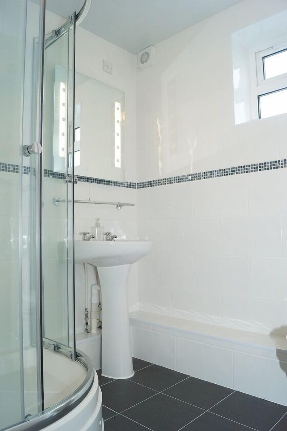 Family Suite | Bathroom | Shower, free toiletries, hair dryer, towels