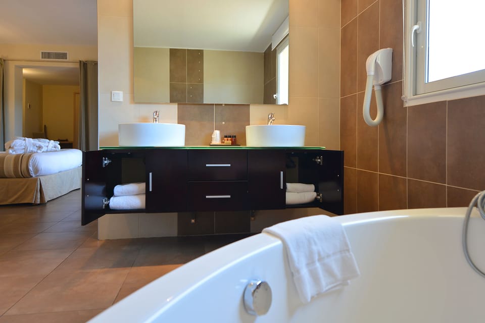 Suite (Appartement Luca Prestige) | Bathroom | Free toiletries, hair dryer, towels