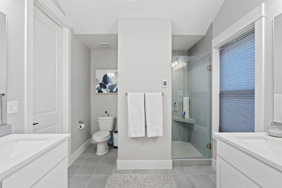 Upstairs bathroom 1.