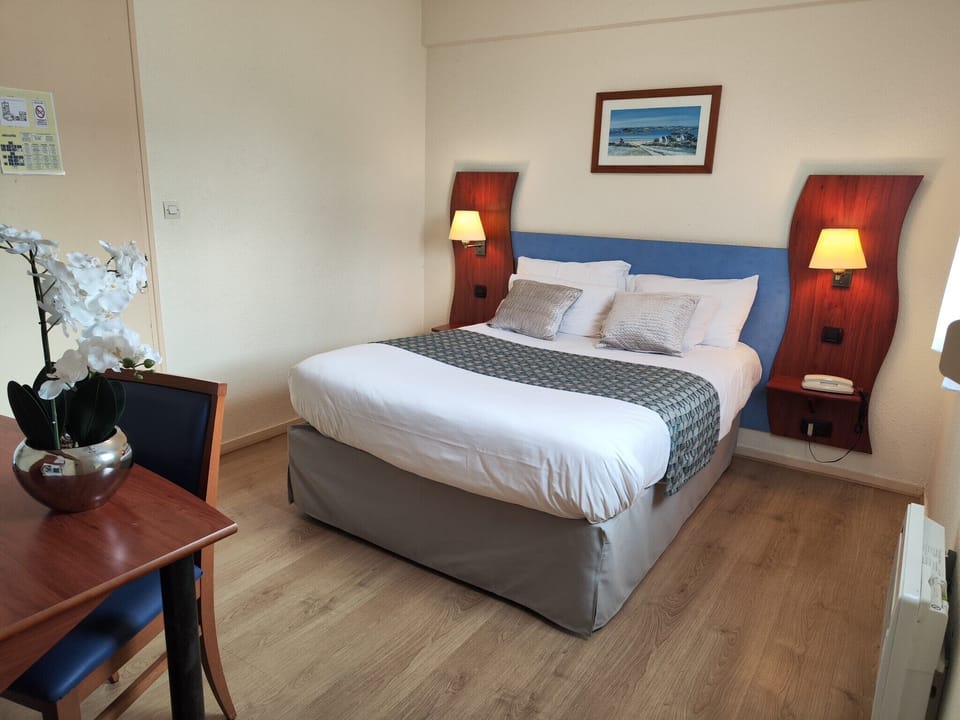 Desk, cribs/infant beds, free WiFi, bed sheets