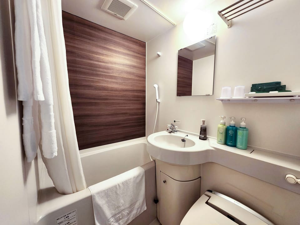 Combined shower/tub, free toiletries, slippers, electronic bidet