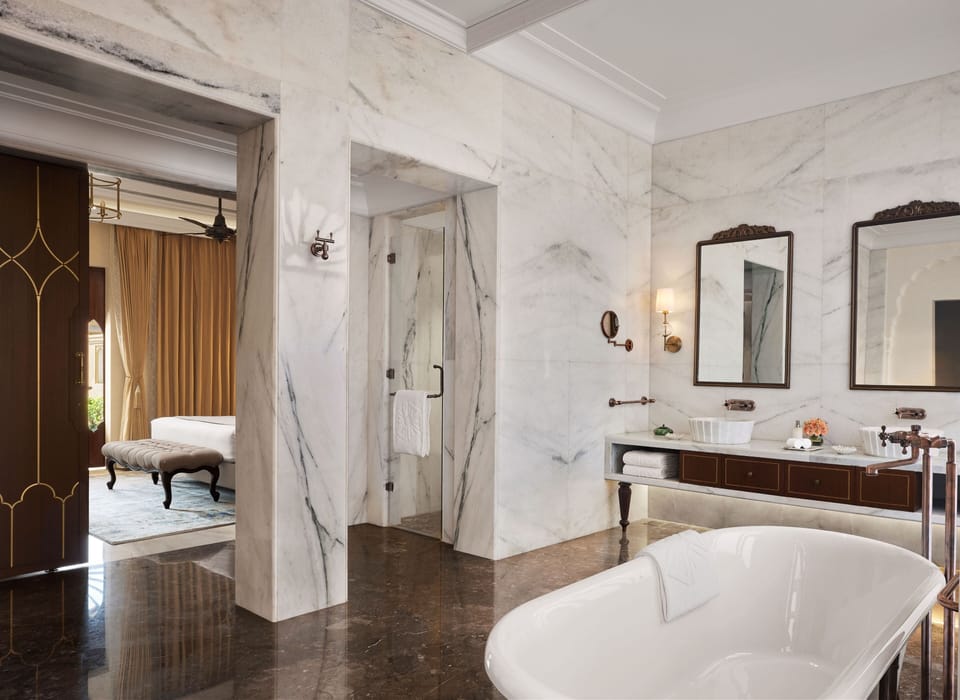 Luxury Suite | Bathroom | Shower, rainfall showerhead, free toiletries, hair dryer