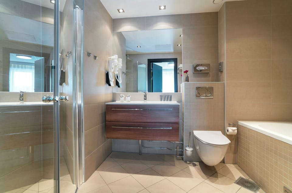 Suite, Non Smoking | Bathroom | Shower, free toiletries, hair dryer, towels