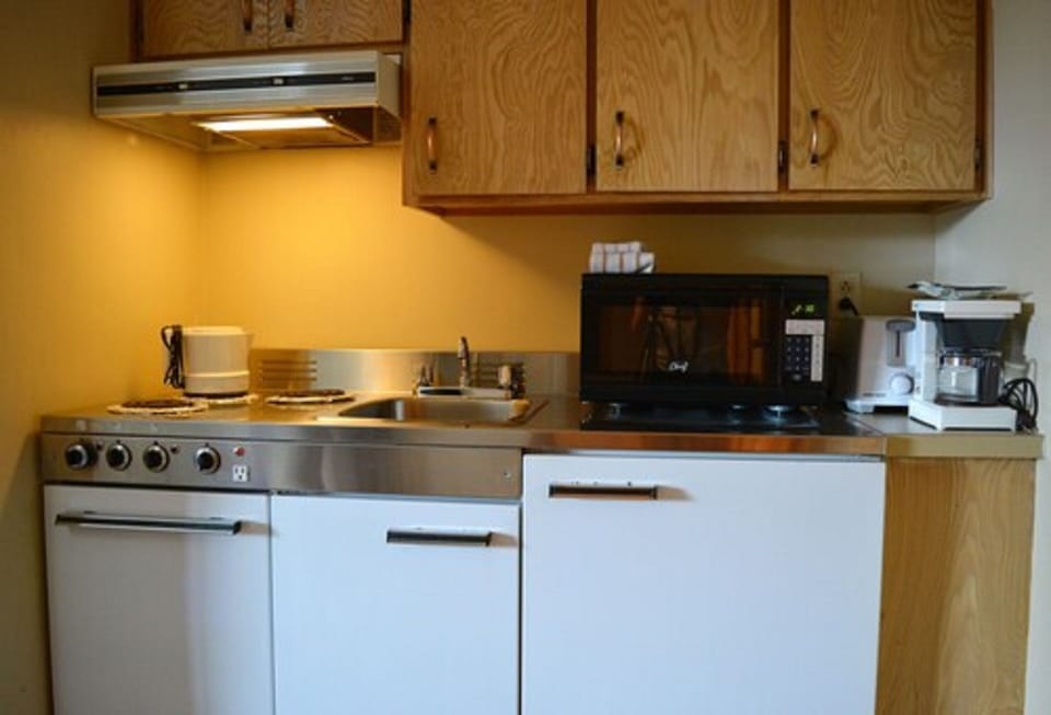 Room, 1 Queen Bed, Kitchenette (Pavilion) | Private kitchen | Coffee/tea maker, fridge, microwave (on request)
