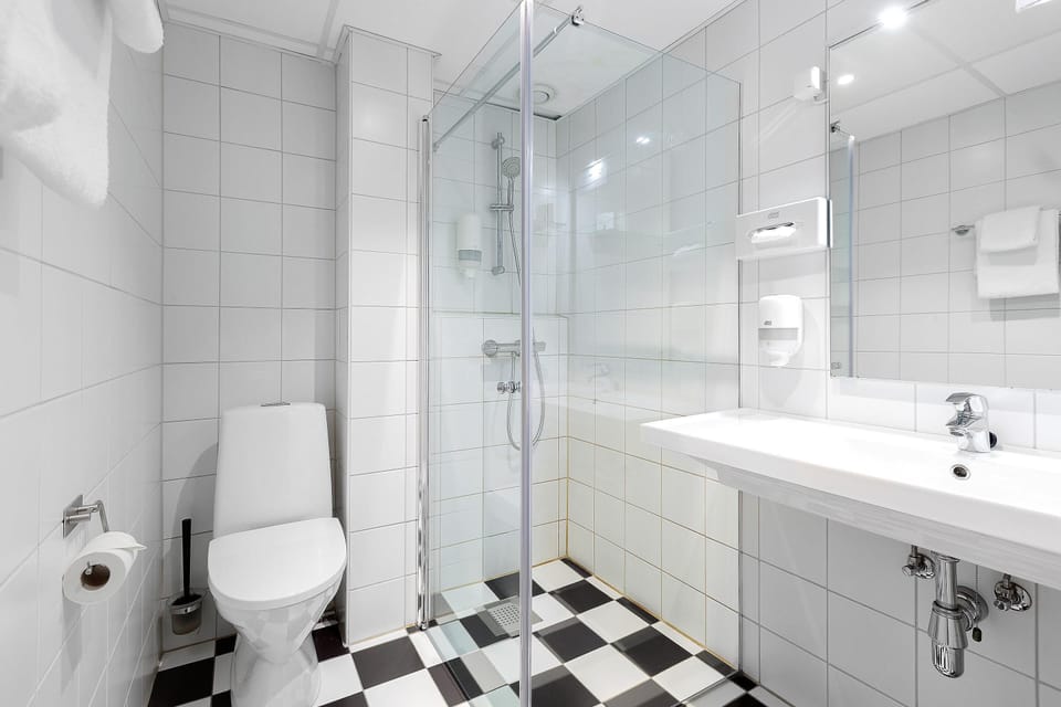 Family Room, 1 Twin Bed, Non Smoking | Bathroom | Towels