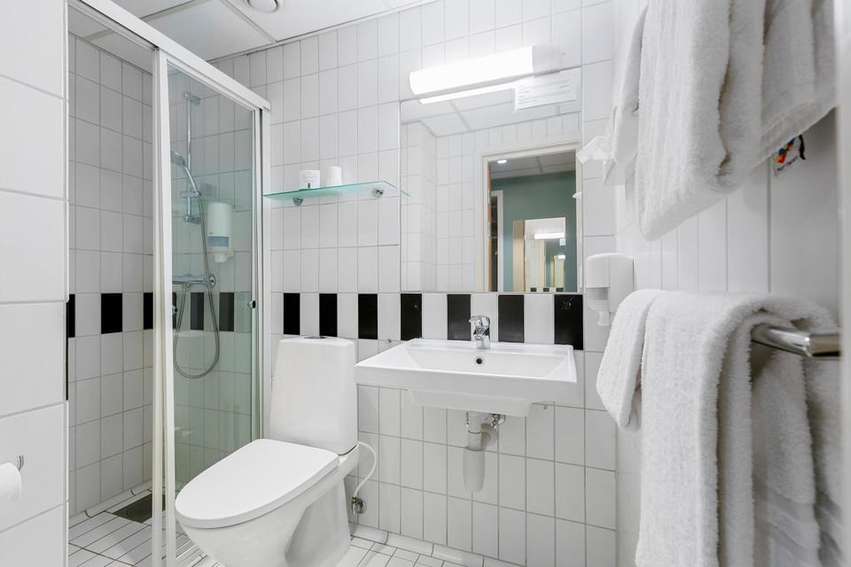 Standard Room, 2 Twin Beds, Non Smoking | Bathroom | Towels