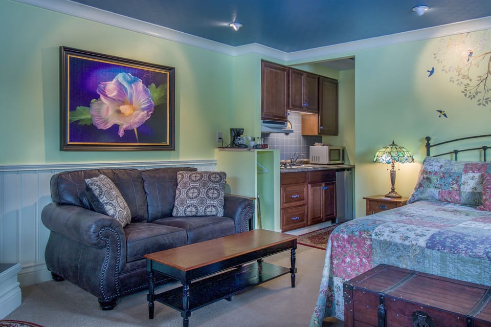 #12 Bird & Flower Premium Suite (No Dogs Allowed) | Private kitchenette | Microwave, coffee/tea maker, paper towels