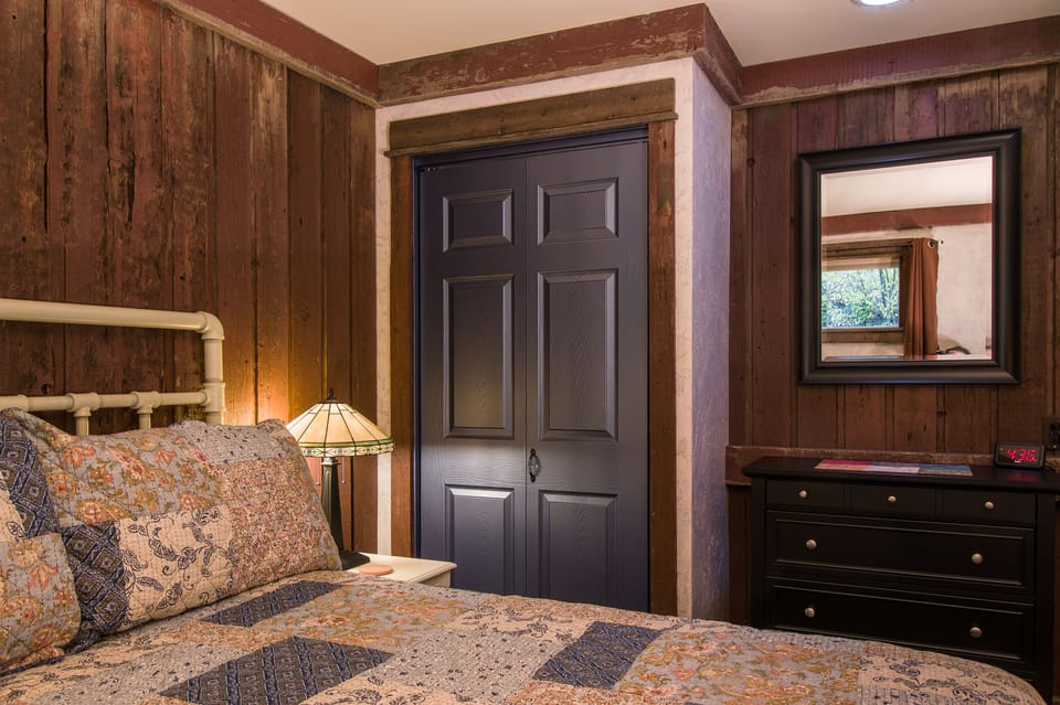 #6 Barn Board Premium Suite (No Dogs Allowed) | Desk, iron/ironing board, travel crib, free WiFi