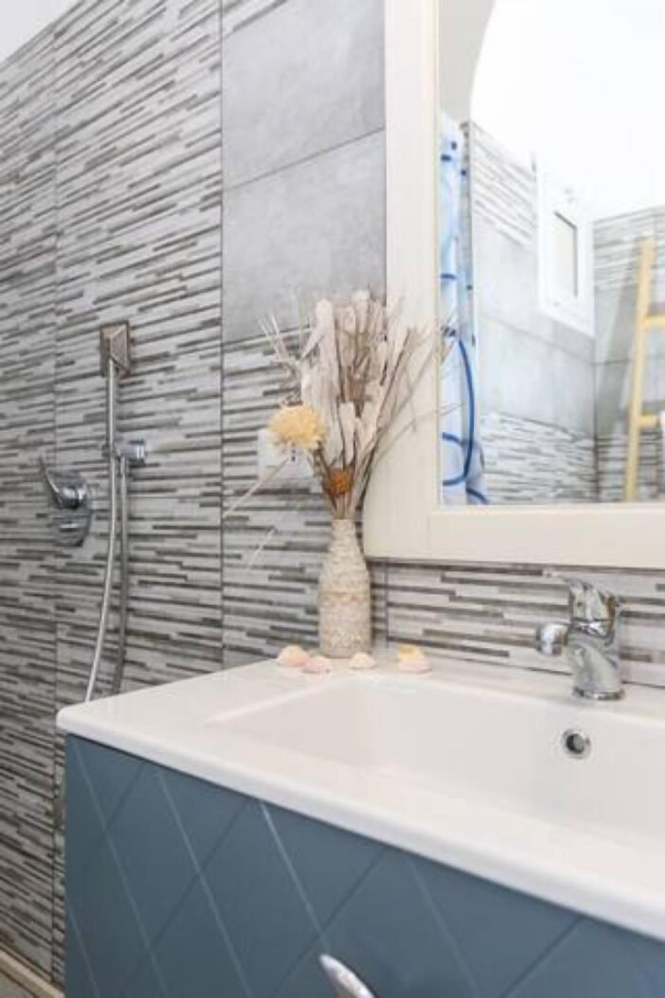 Deluxe Double Room | Bathroom | Shower, rainfall showerhead, free toiletries, hair dryer