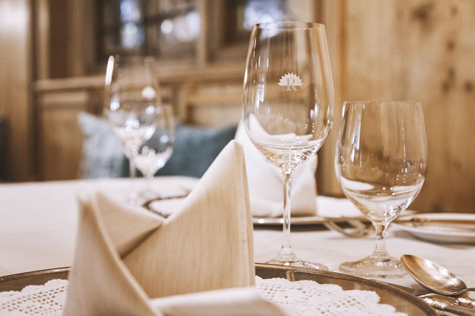 2 restaurants; lunch, dinner, and brunch served