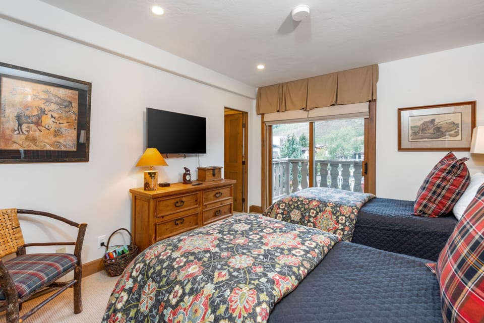 Bedroom with Twin Beds