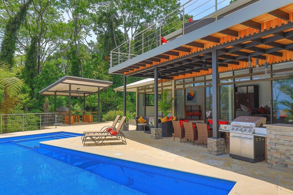 Ideal for family or groups of friends - seamless indoor/outdoor entertaining.