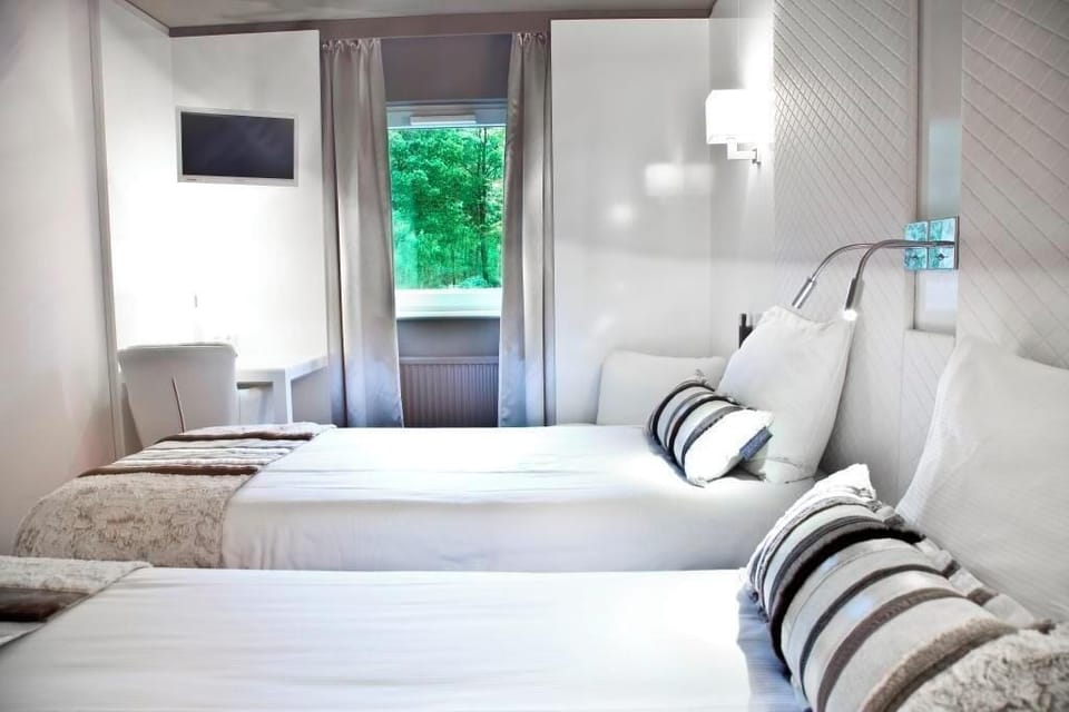 Comfort Room | Desk, laptop workspace, blackout drapes, free WiFi