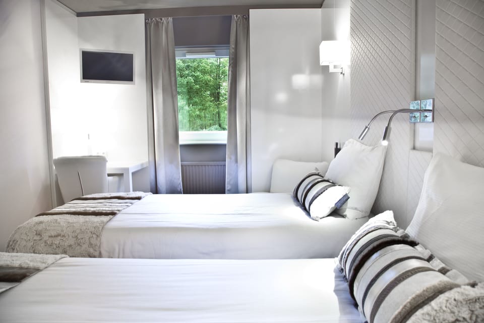 Comfort Room | Desk, laptop workspace, blackout drapes, free WiFi