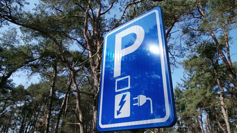 Electric vehicle charging station