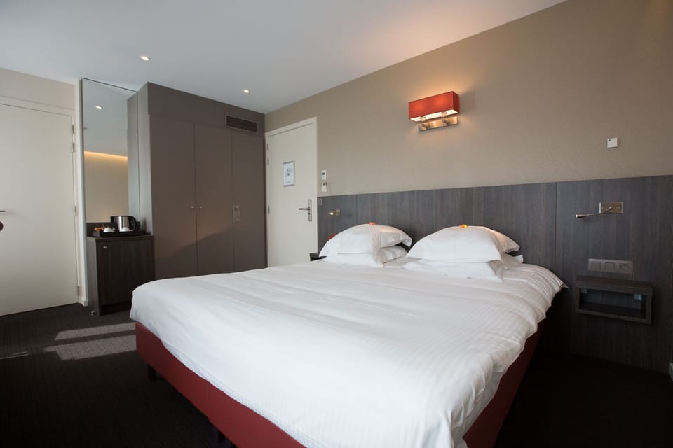 Premium Double Room | Hypo-allergenic bedding, desk, blackout drapes, soundproofing