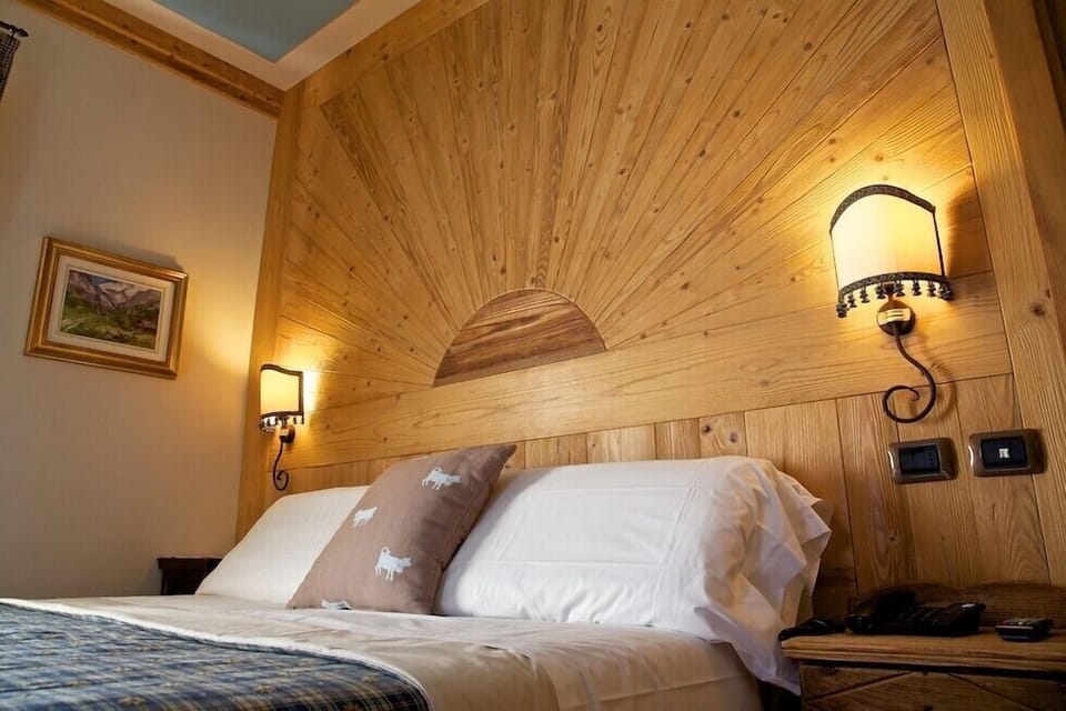 Double Room | WiFi (free), individually decorated, individually furnished, bed sheets