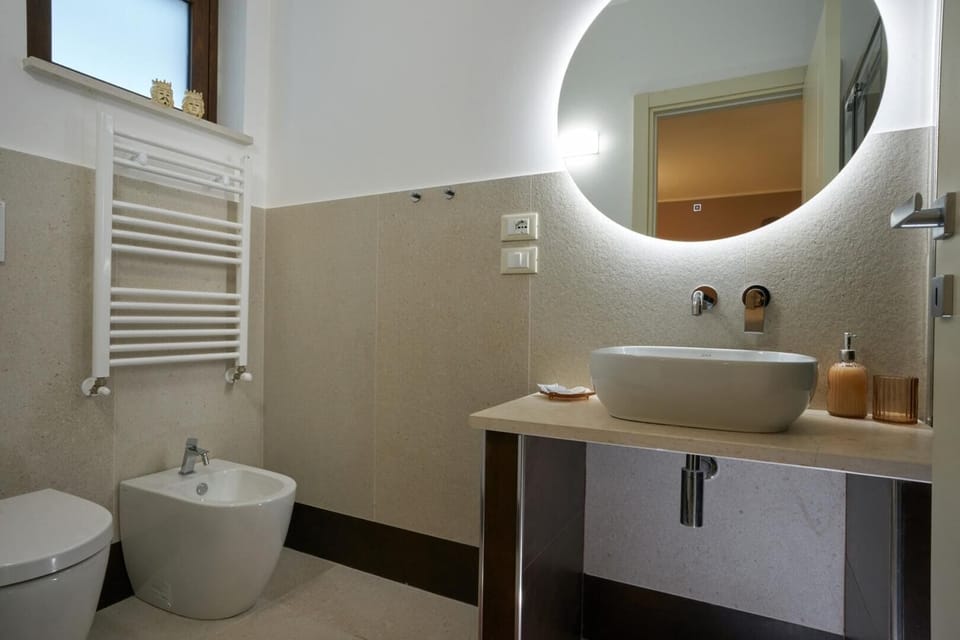 Shower, rainfall showerhead, free toiletries, hair dryer