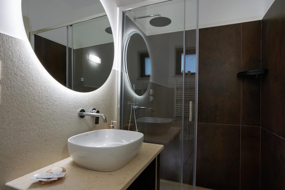 Shower, rainfall showerhead, free toiletries, hair dryer
