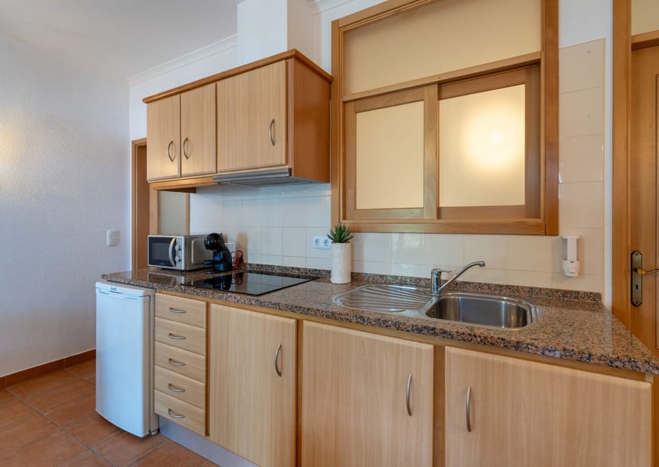 Apartment, 1 Bedroom, Kitchenette | Private kitchen | Coffee/tea maker, cleaning supplies