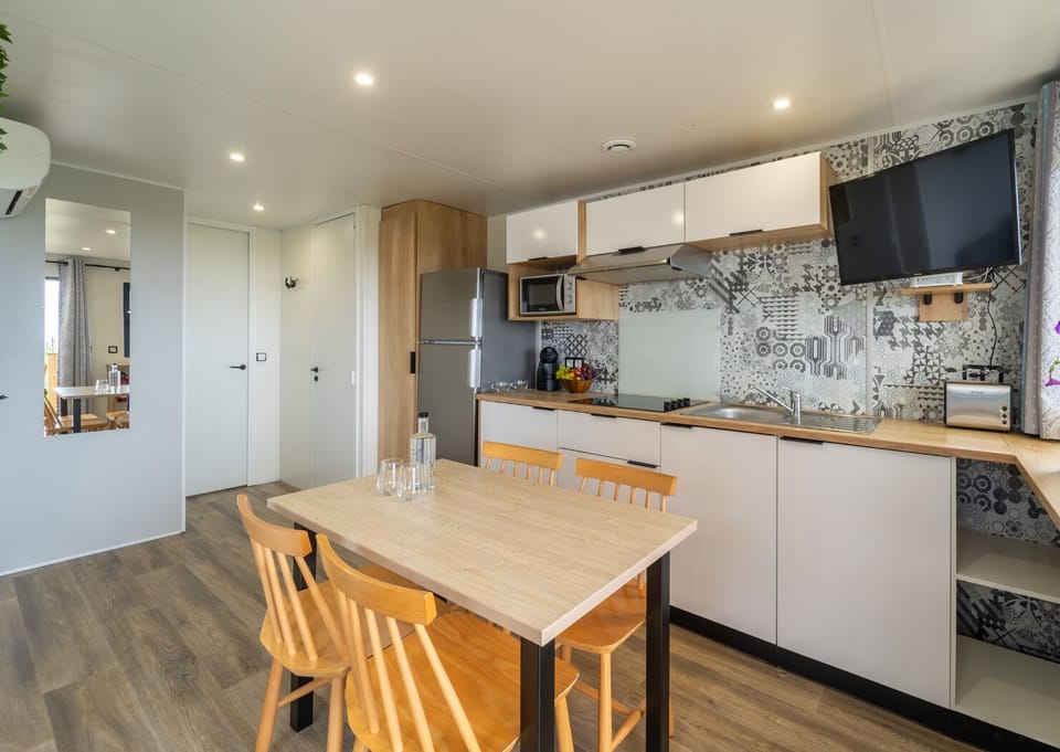 Bungalow | Private kitchen | Fridge, microwave, stovetop, coffee/tea maker