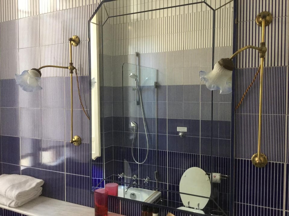 Combined shower/tub, rainfall showerhead, free toiletries, hair dryer