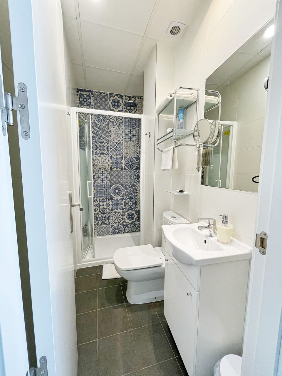 Classic Single Room, Private Bathroom | Bathroom | Shower, designer toiletries, hair dryer, towels