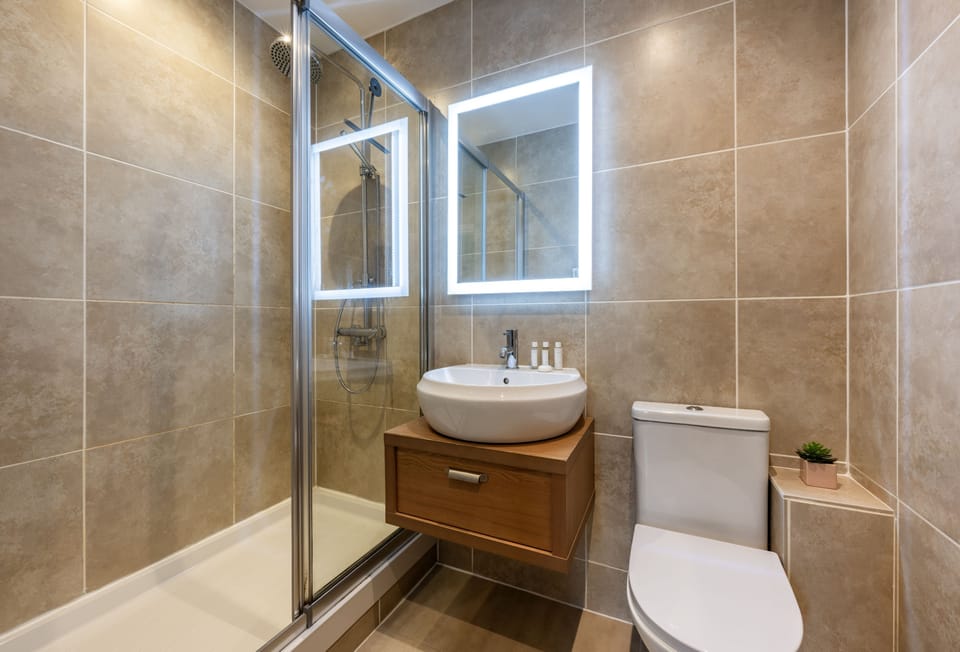 The View, Carbis Bay: The sleek bathroom provides a large rainfall shower, wash basin and WC