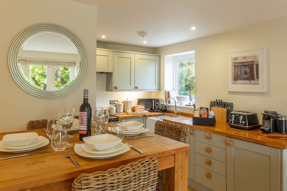 6 Sandy Lane, Carbis Bay. First floor: Dine in style with friends and family