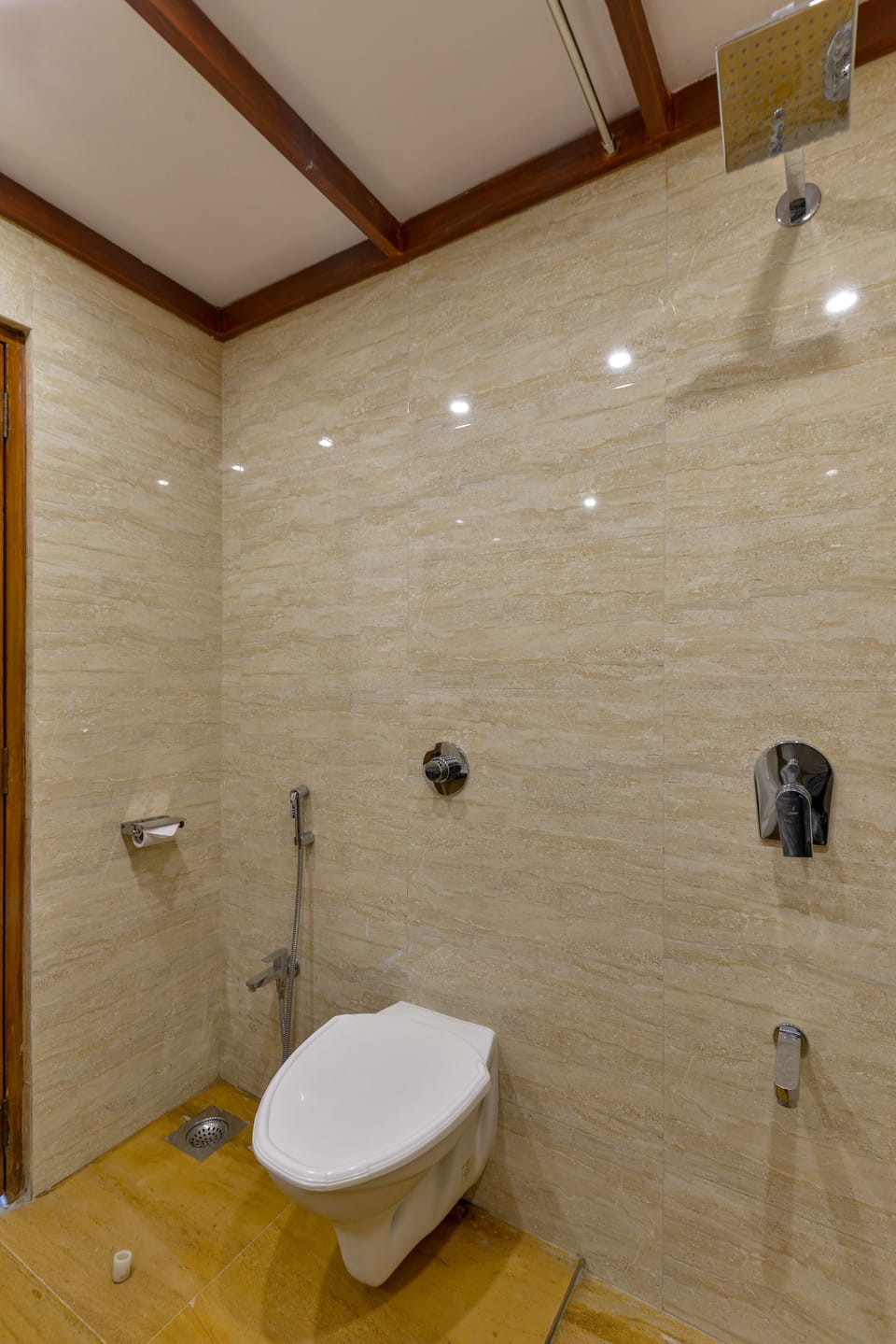 Standard Room | Bathroom | Deep soaking tub, rainfall showerhead, free toiletries, towels