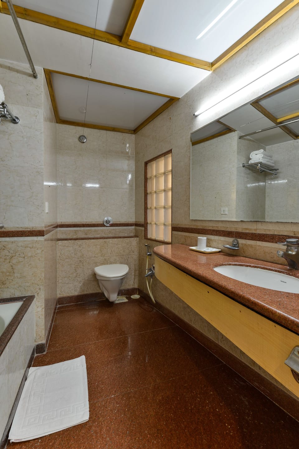 Club Room | Bathroom | Deep soaking tub, rainfall showerhead, free toiletries, towels