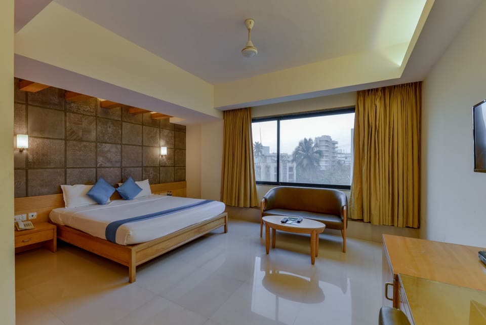 Club Room | Hypo-allergenic bedding, minibar, in-room safe, desk