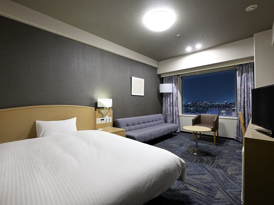In-room safe, desk, WiFi (free), bed sheets